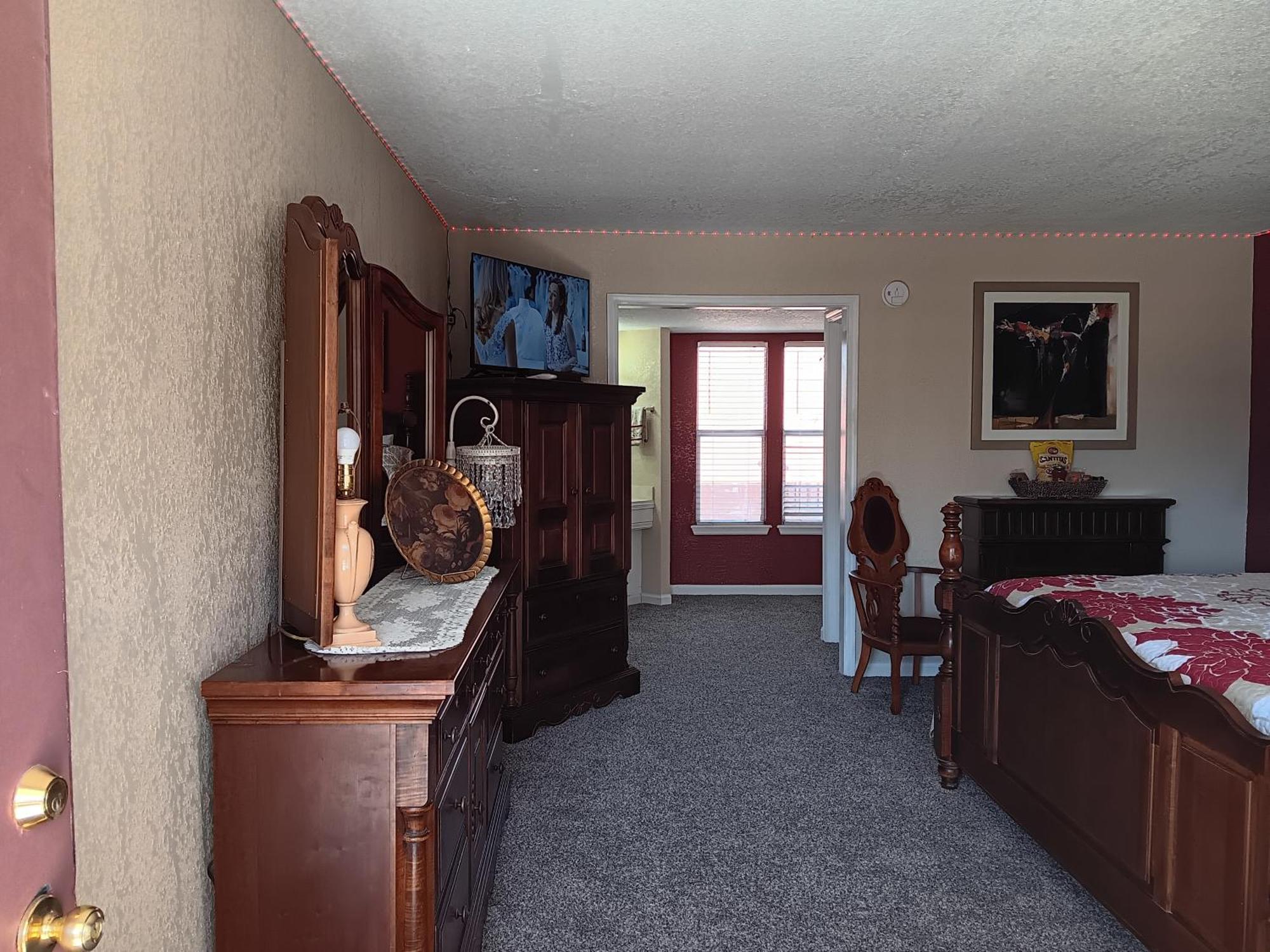 Victorian Inn Cleveland Room photo